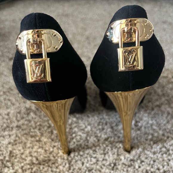 ‼️Louis Vuitton‼️ Black Suede Peep toe Platform Pumps Gold locks - Picture 3 of 6